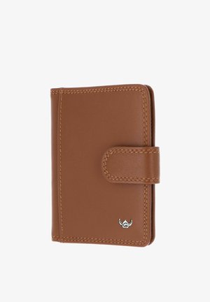 Portefeuille en cuir marron avec bords cousus, patte de fermeture pression et petit logo métallique de taureau en bas à droite.