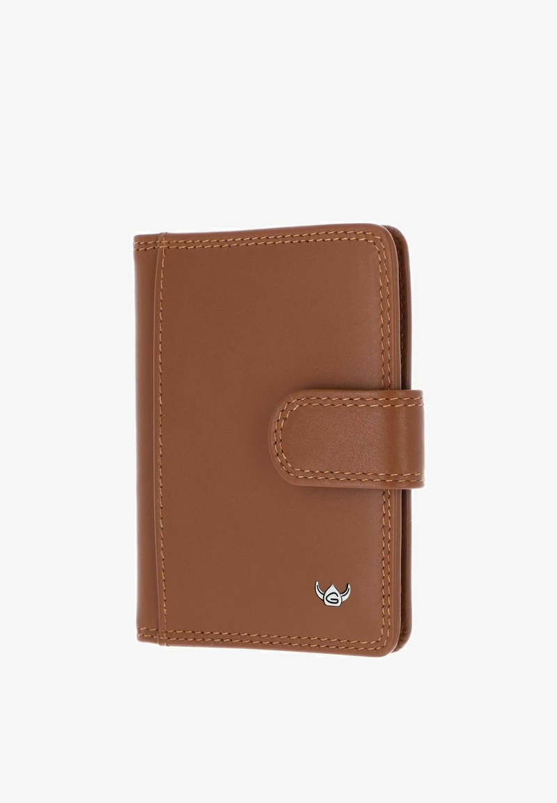 Portefeuille en cuir marron avec bords cousus, patte de fermeture pression et petit logo métallique de taureau en bas à droite.