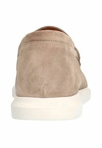 Beige Wildleder-Schuh mit niedrigem Absatz und weißer Gummisohle, der eine glatte Textur und ein schlichtes Design aufweist, von hinten betrachtet.