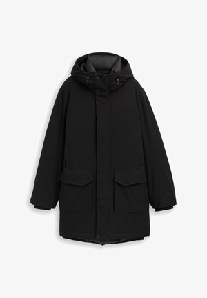 Must musta pikk parka jope, millel on kapuuts, kaks esist taskut ja tekstuuriga kangas. Kujundus on minimalistlik, peidetud riistvaraga.