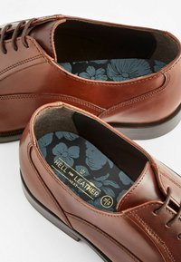 Next OXFORD - Puošnūs suvarstomi batai - brown