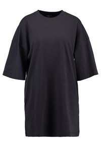 Černé oversized tričko vyrobené z bavlny. Krátké rukávy, kulatý výstřih a volný střih. Žádné viditelné vzory ani detaily s kovovými prvky.