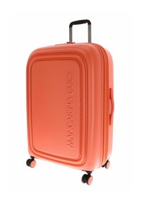 Maleta rígida en color coral naranja con una superficie texturizada, ruedas negras y un asa retráctil. Presenta un logotipo en la parte frontal.