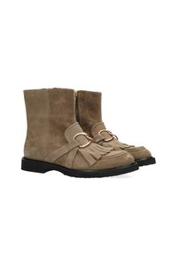 Bottines en suède taupe avec des accents en métal doré, dotées de franges et d'une fermeture éclair sur le côté. Semelle noire plate avec une finition texturée.