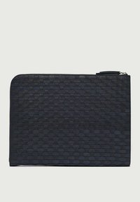 Portafoglio in pelle intrecciata nera, di forma rettangolare, con superficie testurizzata e chiusura a zip superiore.