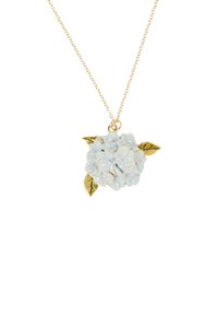 Zlatna ogrlica s plavim privjeskom u obliku cvijeta s izbočenim cvjetovima i zelenim lišćem, prikazujući glatku teksturu i detaljnu izradu.