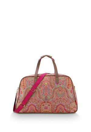 Musterhafte Reisetasche mit rosa und floralen Design, braunen Ledergriffen, verstellbarem rosa Gurt, runder Form und Akzenten aus goldfarbenem Metall.
