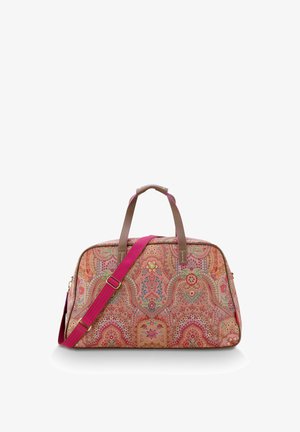 Patroonachtige reistas met een roze en bloemenontwerp, bruine leren handvatten, verstelbare roze schouderband, ronde vorm en accenten van goudkleurig hardware.