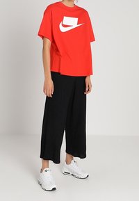 Nike Sportswear T-shirt med print - red