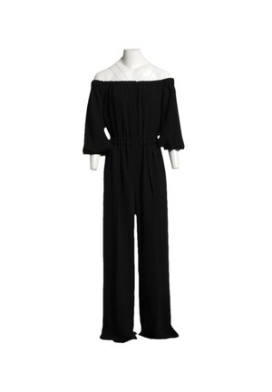 Sort off-shoulder jumpsuit med trekvart puffede ærmer og vide ben vist på en hovedløs mannequin.