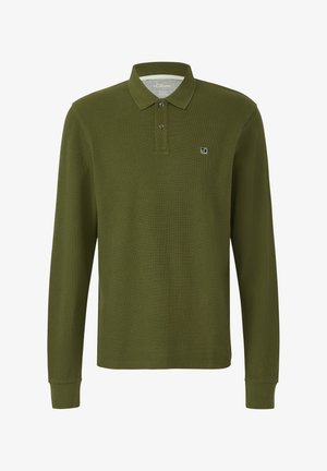 Olivgrünes Polohemd mit langen Ärmeln, Kragen, zwei Knöpfen und kleinem Markenlogo auf der linken Brust.
