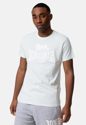 Svijetloplava pamučna majica s printom bijelog logotipa "LONSDALE LONDON" i grafikom lava sprijeda. Okrugli izrez i kratki rukavi.