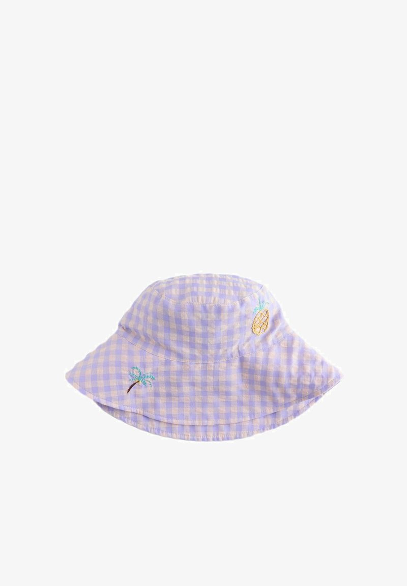 Lavenderinės ir baltos spalvos languota kibirėlio kepurė su siuvinėtomis mažomis ananaso ir palmės medžio dekoracijomis ant krašto.