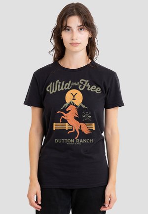 Schwarzes Baumwoll-T-Shirt mit einem grafischen Design eines aufrichtenden Pferdes, Bergen und dem Text "Wild and Free Dutton Ranch Montana" in verschiedenen Farben.