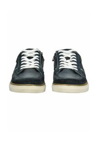 Mørkeblå sneakers med hvide snørebånd, tekstureret i ruskind og læder, sidezipperdetalje, gummisåler og kontrasterende tan-farver.
