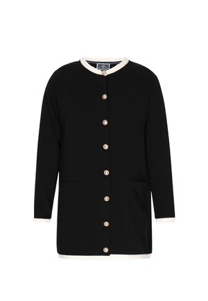 Sort cardigan med lange ærmer, der har en hvid krave og manchetter. Den har guldknapper ned langs fronten og to sidelommer.
