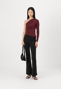 Gina Tricot ONE SHOULDER - Top s dlhým rukávom - burgundy
