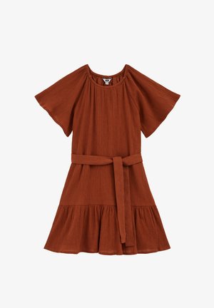 Rozsda színű rövid ujjú ruha kerek nyakkivágással, texturált anyagból, derékon anyag övvel és fodros szegéllyel.