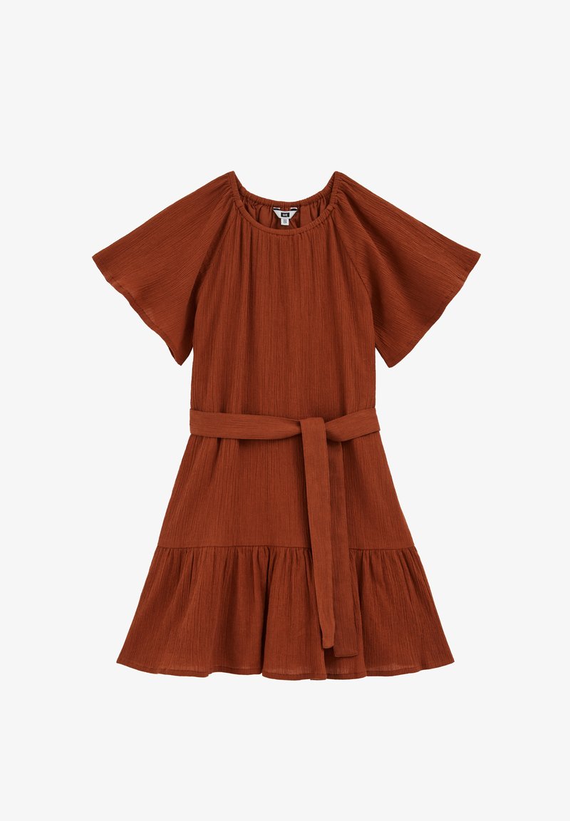 Sukienka w kolorze rdzy z krótkim rękawem, okrągłym dekoltem, fakturowaną tkaniną, materiałowym paskiem w talii i falbaną na dole.