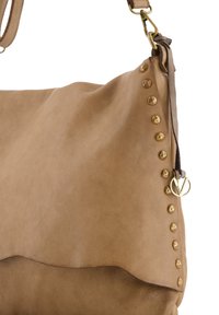 Tan leren handtas met gouden studs aan de zijkant, een gladde textuur en een geschulpte rand aan de onderkant. Inclusief een afneembare schouderband.