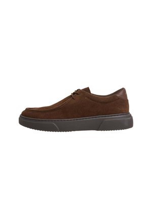Chaussure marron en daim à lacets avec semelle noire épaisse et col rembourré, vue de côté sur fond blanc.