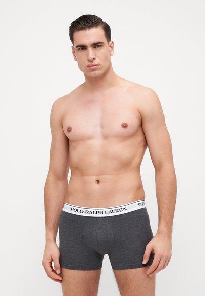 Szürke boxer alsónadrág fehér rugalmas derékkal, amelyen a "POLO RALPH LAUREN" logó látható. Az anyag sima és testhezálló.