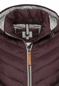 Burgunderfarbene Daunenjacke mit Kapuze, ausgestattet mit einem silbernen Innenfutter, diagonalen Nähten, einem Reißverschluss vorne und einem orangefarbenen Lederakzent in der Nähe des Reißverschlusszuges.