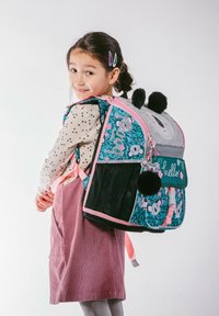 Barevný batoh s květinovým designem, růžovými akcenty, světle šedou tkaninou a černou síťovinou. Obsahuje roztomilé vzory zvířat a detaily s bambulkami.