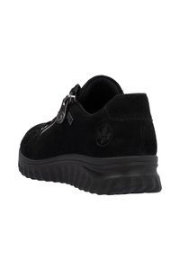 Schwarze Wildlederschuhe mit runder Zehenform, Reißverschluss und strukturiertem Gummisohle mit geriffeltem Design. Logo geprägt an der Seite.