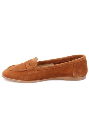 Braune Wildlederlederschuhe mit runder Zehenpartie, ausgestattet mit einem dekorativen Riemen und einer flachen Gummisohle. Sanfte Textur mit einem klaren, minimalistischem Design.
