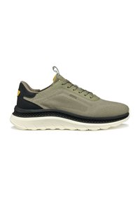 Zapatillas ligeras de malla en verde oliva con acentos texturizados. Suela negra y talón acolchado, con un detalle amarillo y diseño de cordones.