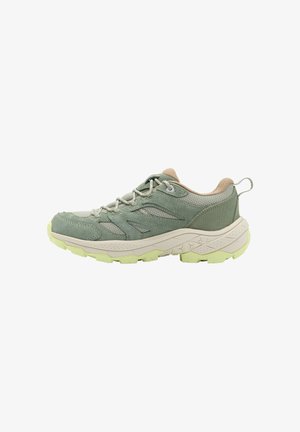 Lichtgroene buitensneaker met een bovenwerk van mesh en suede, beige accenten en een gestructureerde beige en lichtgroene rubberen zool. Heeft versterkte oogjes.