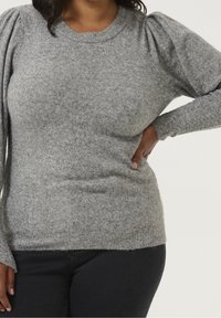 Grauer, gestrickter Pullover mit puffierten Ärmeln, rundem Halsausschnitt und gerippten Bündchen. Weiche Textur mit taillierter Passform und dezenten Musterdetails.