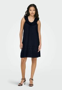 Robe sans manches navy avec un col froncé et un ourlet brodé. Présente une coupe décontractée et un tissu léger pour le confort.