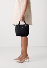 Tommy Hilfiger POPPY SMALL TOTE - Håndtasker - black