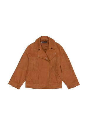 Veste en daim marron avec des détails en franges, un large col et des boutons-pression. Le design comprend des poches avant et une coupe décontractée.