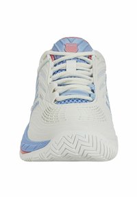 Weiße Sportschuh mit blauen und rosa Akzenten. Hat ein strukturiertes Obermaterial, eine abgerundete Zehenpartie und eine gemusterte Sohle für besseren Halt.