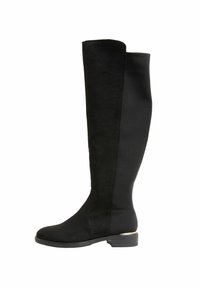 Botas negras por encima de la rodilla que presentan una combinación de materiales lisos y texturizados, un tacón plano y un diseño elegante y ajustado.