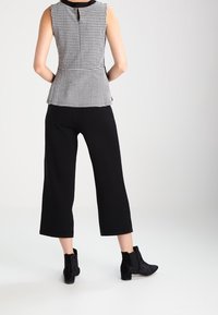 Anna Field Linne - black