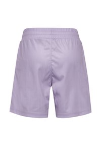 Lila shorts med elastisk midja, med ett subtilt randigt mönster och en slät textur, klippta ovanför knät.