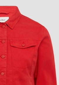 Rote Denimjacke mit durchgehender Knopfleiste, klassischem Kragen und einer Brusttasche. Verfügt über passende Knöpfe und eine glatte Textur.