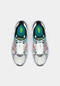 Un paio di scarpe da corsa Saucony bianche e grigie con accenti turchesi e arancio, viste dall'alto su uno sfondo bianco.