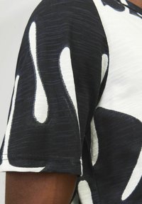 Jack & Jones PREMIUM ALL OVER RUNDHALS - T-shirt med print - snow white