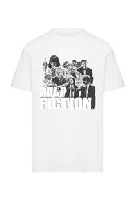 Hvid bomulds T-shirt med et grafisk print af figurer og titlen "PULP FICTION" i fede bogstaver. Designet er i sort og grå.