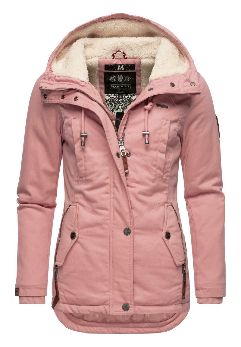 Roze waterproof jas met een fluffy witte interieur, verstelbare capuchon, twee voorzakken en metalen accenten. Bevat een rits- en drukknoopsluiting.