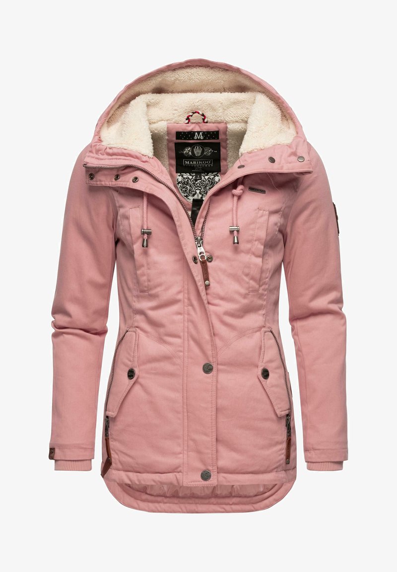 Różowa wodoodporna kurtka z puszystym białym wnętrzem, regulowanym kapturem, dwoma przednimi kieszeniami i metalowymi detalami. Posiada zamek błyskawiczny oraz napy.