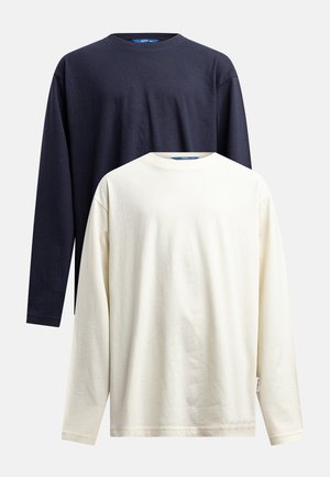 Deux t-shirts à manches longues : l'un bleu marine et l'autre cassé. Les deux ont des encolures rondes et une texture en coton douce et lisse.