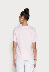 Tommy Hilfiger TEXT TEE - T-shirt estampada - light pink
