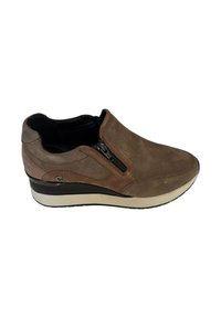 Scarpa slip-on in suede marrone con zip laterale, punta arrotondata, interno nero e suola intermedia bianca con una suola nera leggermente sollevata.
