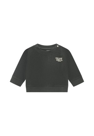 Donkergrijze baby sweater met lange mouwen, geribde boorden en zoom, met de tekst "TEAM ORCA" op de linker bovenborst en een drukknop in de halslijn.